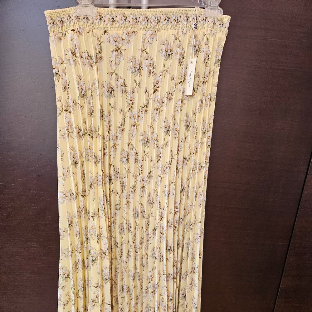 Max Studio Pleated Midi Skirt – Soft Yellow Floral Print